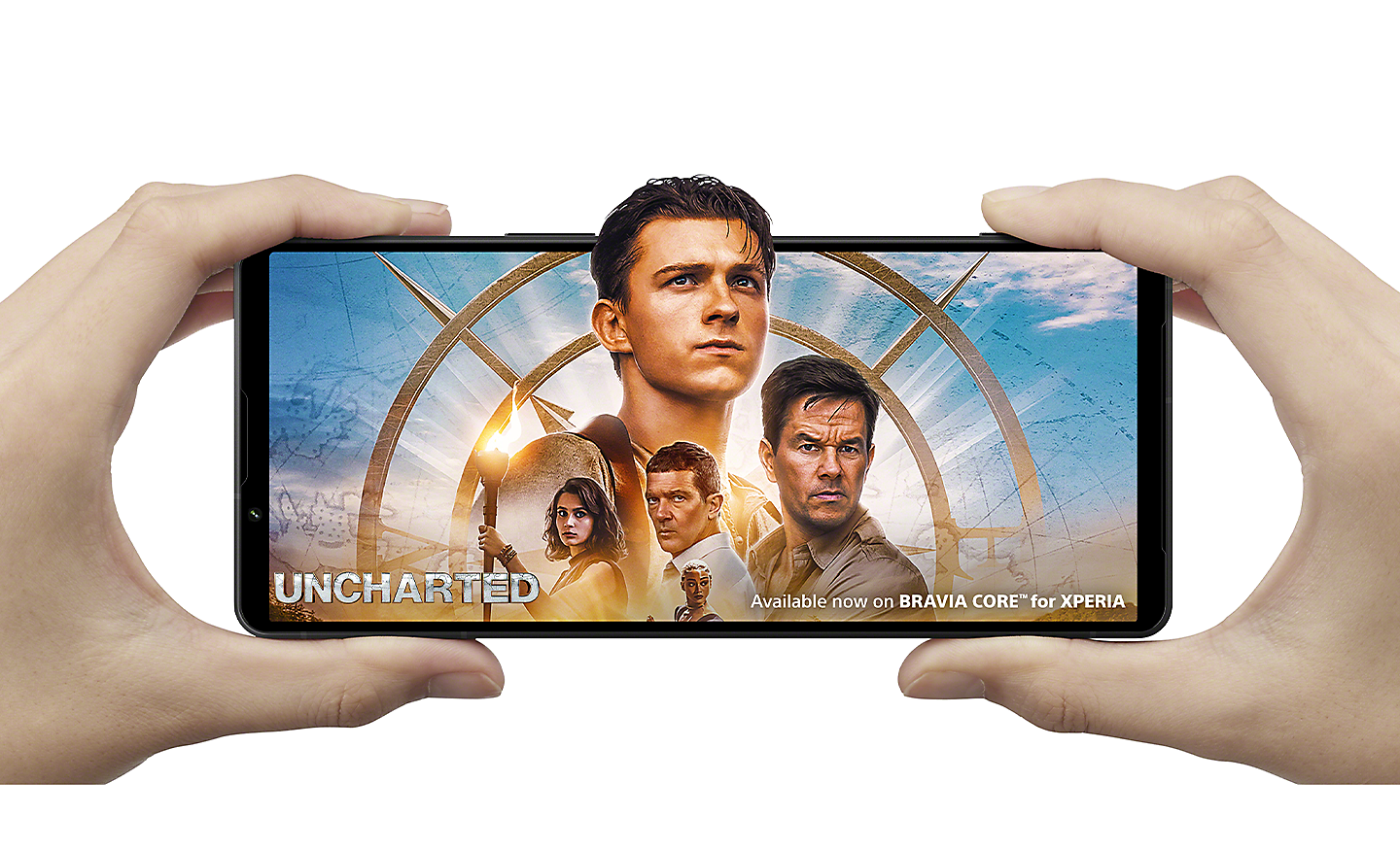 Ruky držiace smartfón Xperia 1 V v orientácii na šírku, zobrazuje sa propagačný obrázok pre Uncharted, k dispozícii teraz na BRAVIA CORE for Xperia