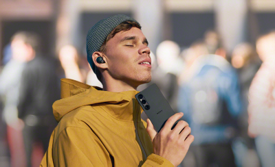 Молодой человек слушает музыку с помощью Xperia 1 V и беспроводных наушников.