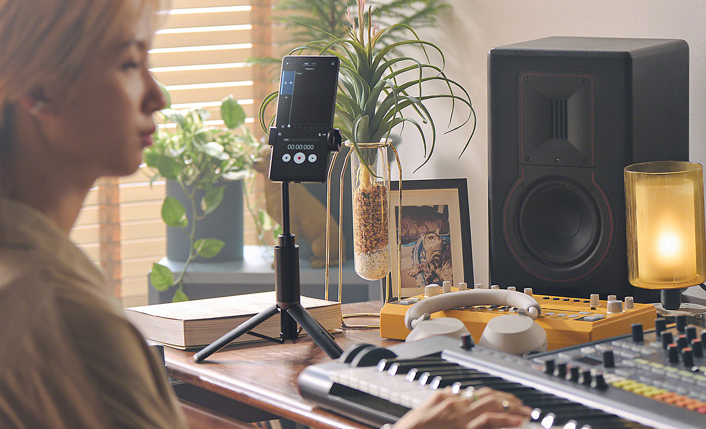 Osoba hrajúca na klávesy používa smartfón Xperia 1 V s funkciou Music Pro na nahrávanie hudby