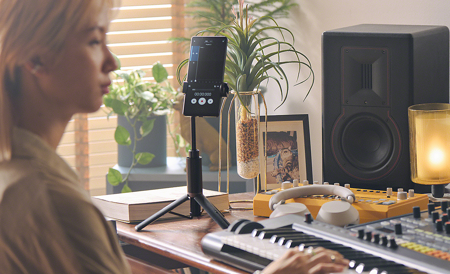 มือคีย์บอร์ดกำลังใช้ Xperia 1 V ที่มี Music Pro เพื่อบันทึกเพลงของตน