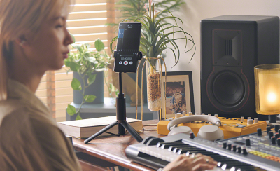 A keyboard player using the Xperia 1 V with Music Pro to record her music