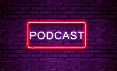 Слово Podcast окружено красным неоновым светом, установленным на кирпичной стене