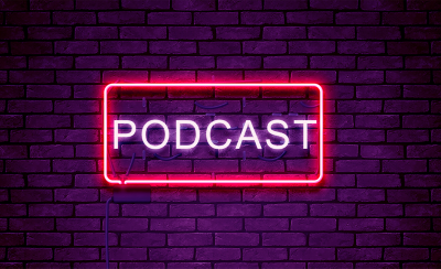 Podcast 一詞周圍是裝在磚牆上的紅色霓虹燈