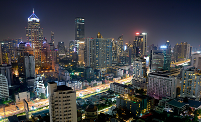 Uma paisagem urbana à noite, fotografada de uma posição elevada