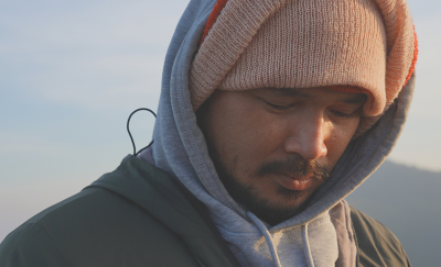 一名年輕人身穿帽 T 和羊毛帽的肖像照