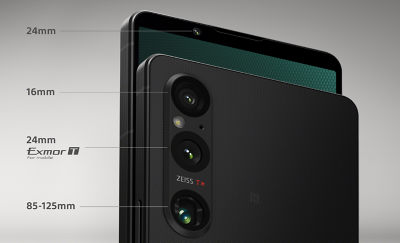 Изображение двух смартфонов Xperia 1 V с этикетками, указывающими на переднюю камеру 24 мм и три задние линзы — 16 мм, 24 мм с датчиком Exmor T для мобильных устройств и 85–125 мм.