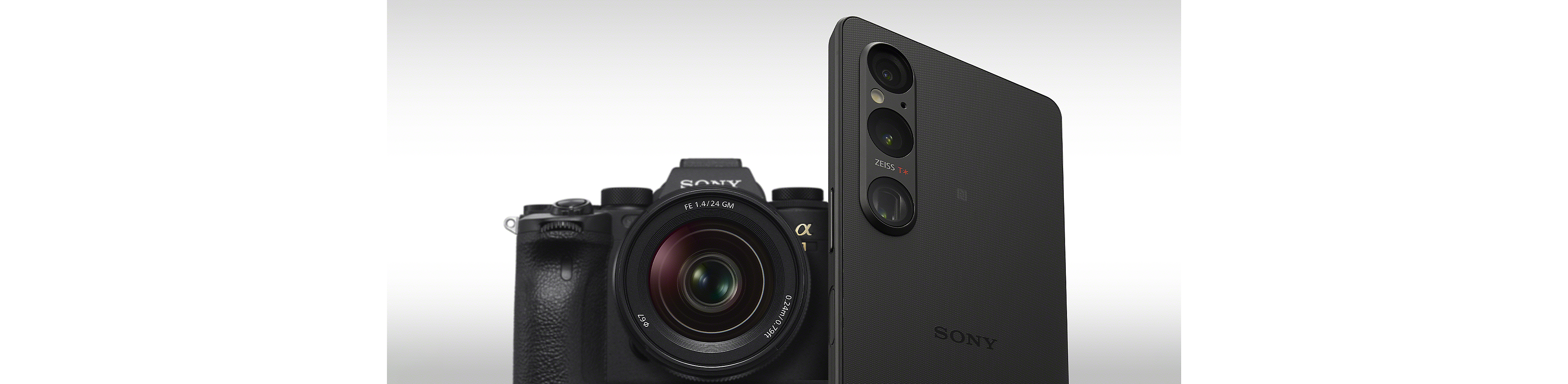 Xperia 1 V v popredí s fotoaparátom série Alpha od Sony v pozadí