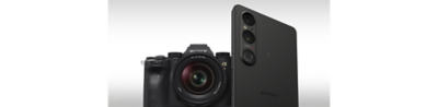 Um Xperia 1 V em primeiro plano, uma câmera Sony Alpha ao fundo