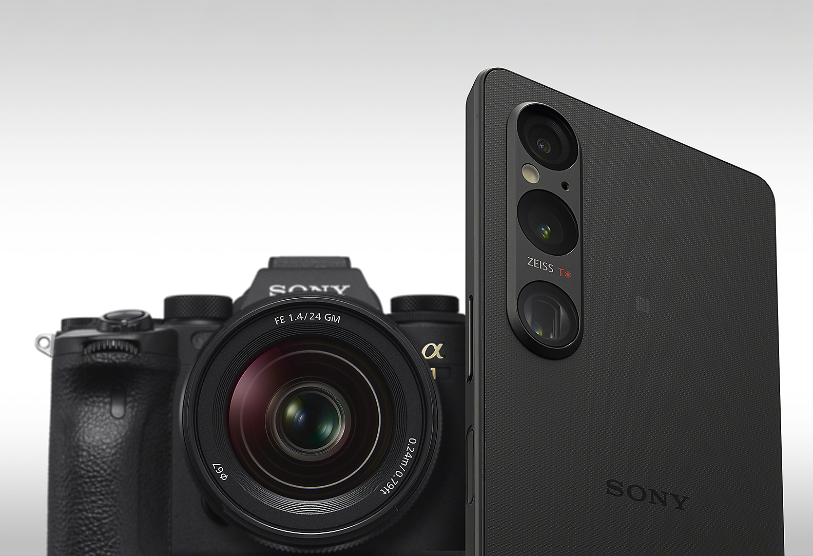 前景是 Xperia 1 V，背景是 Sony Alpha 相機