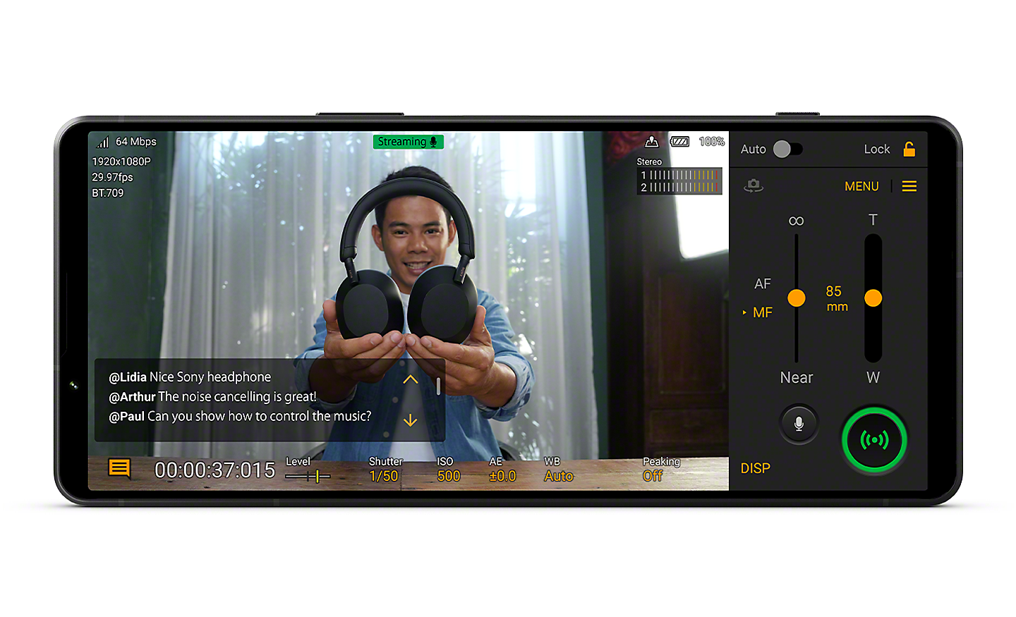 Xperia 1 V i liggande position – på skärmen syns en livestreamare och funktionen för chattvisning