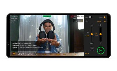 Xperia 1 V en posición horizontal: en su pantalla vemos una transmisión en vivo y la función de visualización de chat