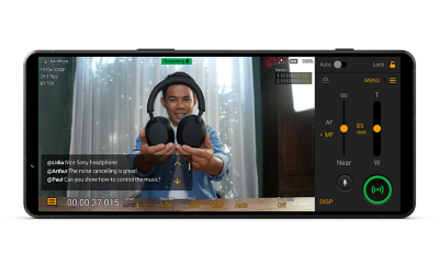 Xperia 1 V in landscape position – on its display we see a live streamer and the chat viewing function