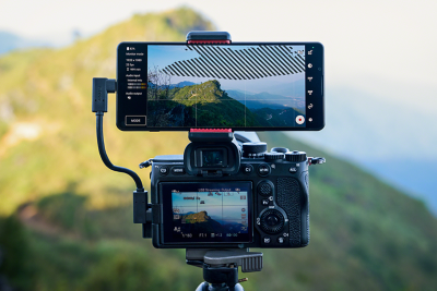 Um Xperia 1 V atuando como um monitor externo para uma câmera Sony Alpha, com Zebra Pattern UI