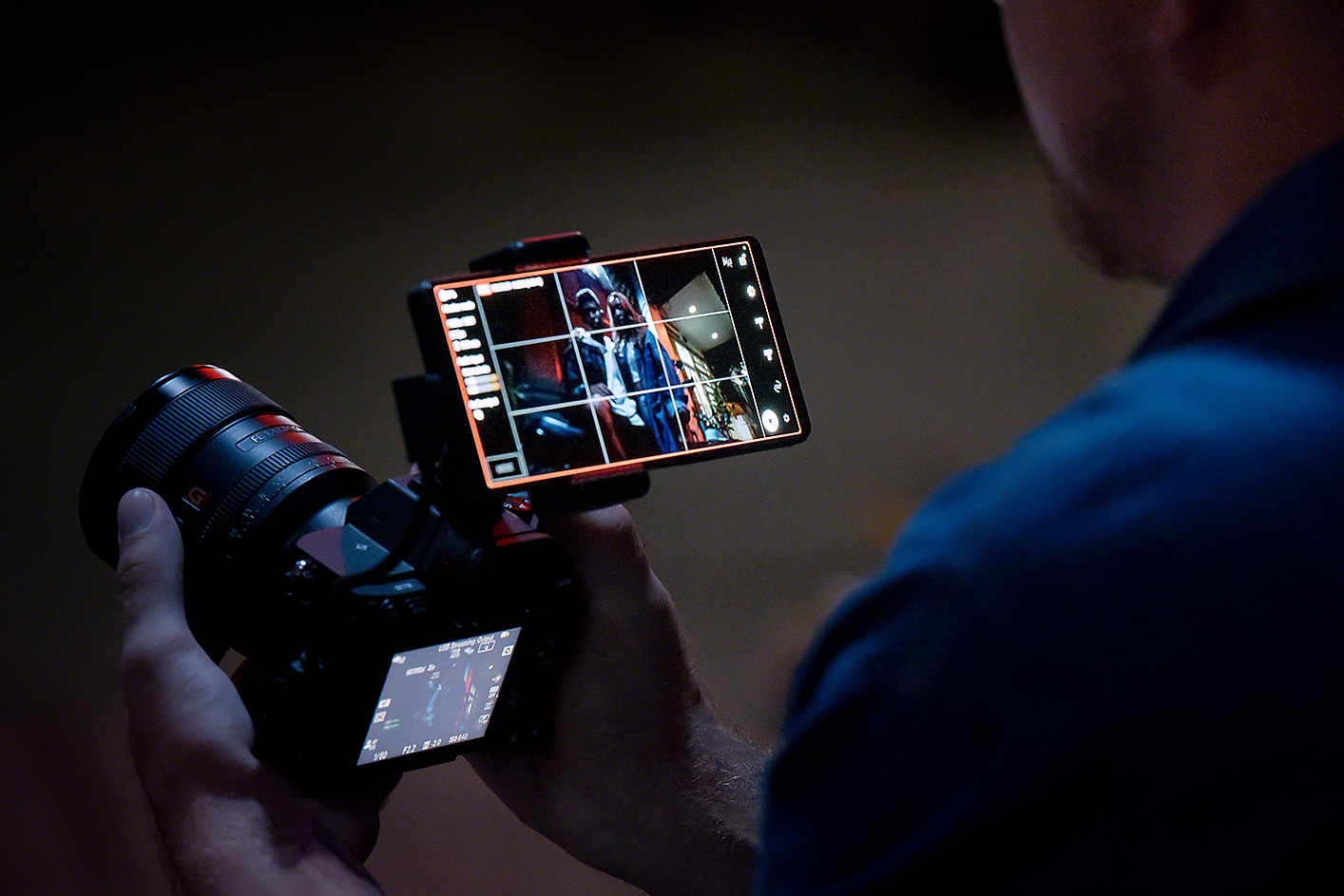 En person använder Xperia 1 V som extern bildskärm för en Sony Alpha-kamera