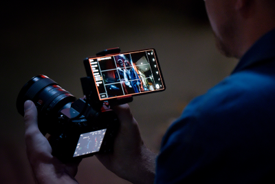 Человек, использующий Xperia 1 V в качестве внешнего монитора для камеры Sony Alpha.