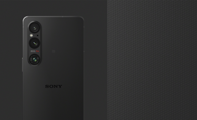 Bild bakifrån av Xperia 1 V i svart samt en extrem närbild som visar dess strukturerade finish