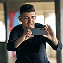Henkilö ottaa valokuvan Xperia 1 V -älypuhelimella