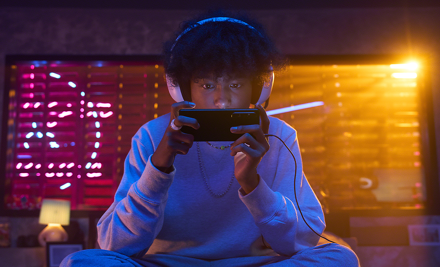 Hráč, ktorý sa sústredí počas hrania na smartfóne Xperia 1 V