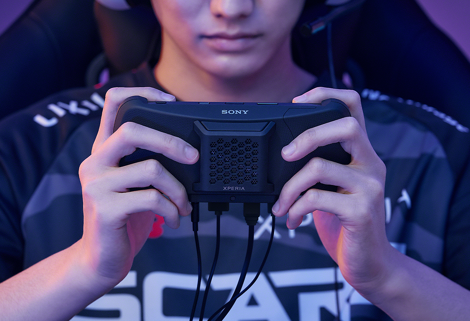 Rear-view of Xperia Stream gaming gear in the hands of a pro gamer