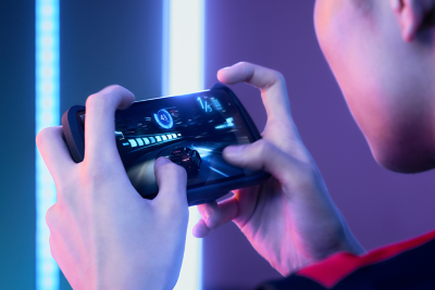 Xperia Stream in the hands of a pro gamer playing a racing game