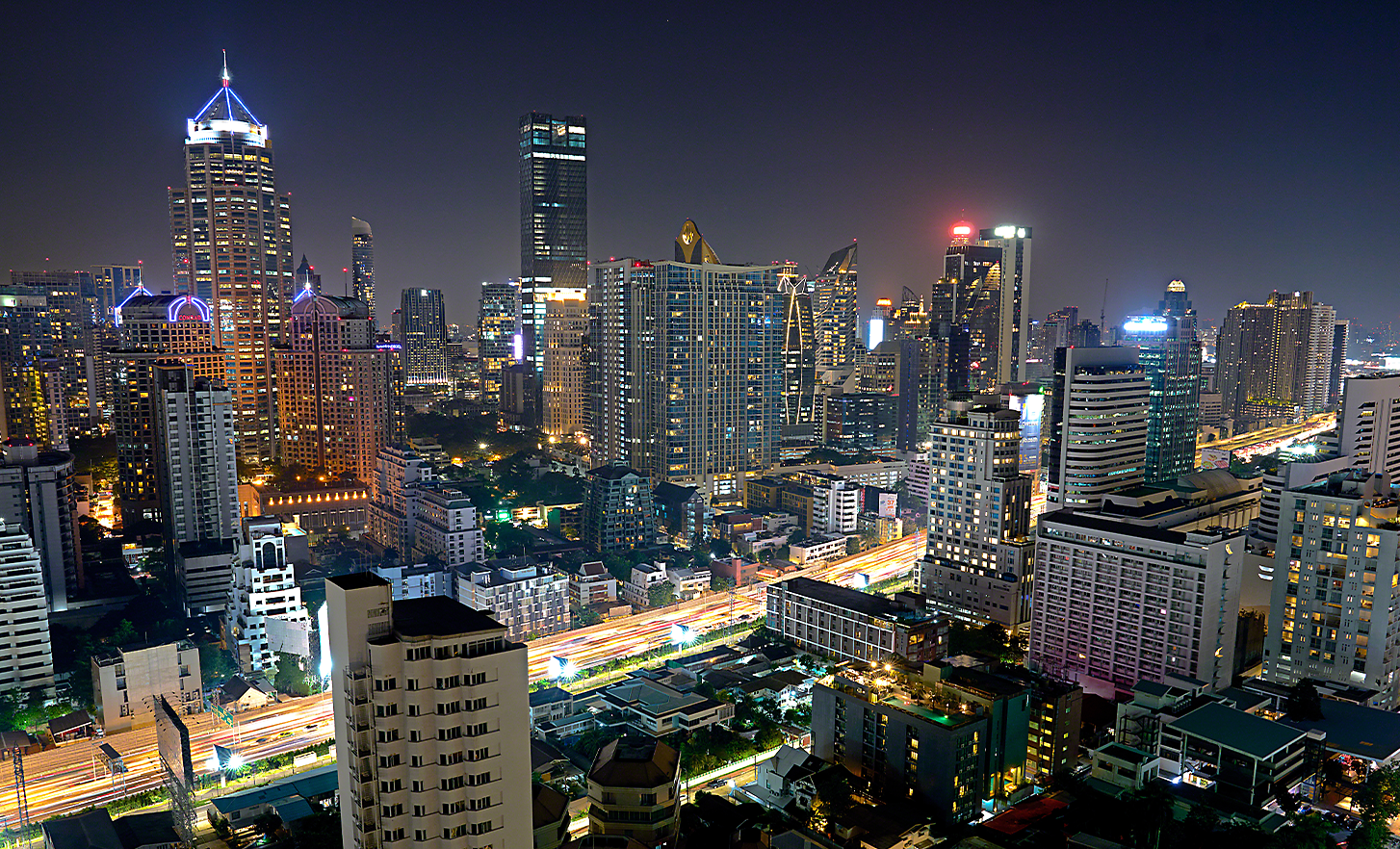 Un paysage urbain de nuit, photographié depuis une position élevée
