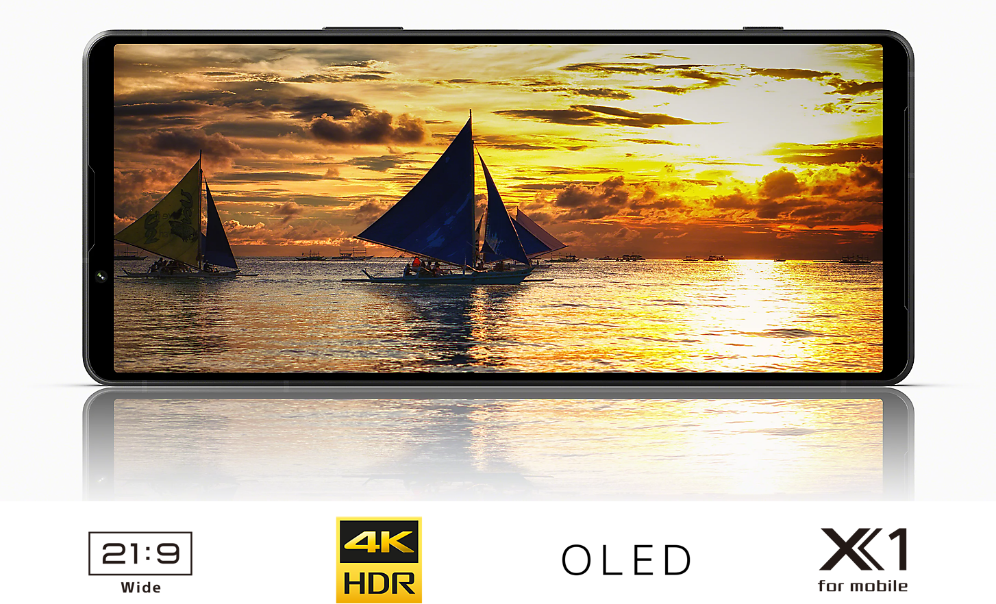 Un Xperia 1 V montrant un voilier au coucher du soleil avec, en dessous, les logos : grand écran 21:9, 4K HDR, OLED et X1 for mobile
