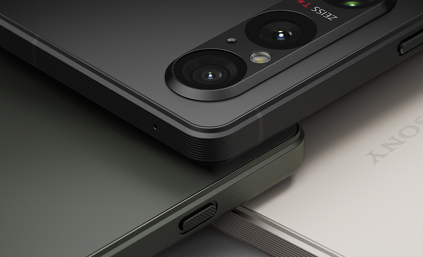 Närbild av tre Xperia 1 V-smartphones i svart, khakigrönt och platinasilver, placerade ovanpå varandra