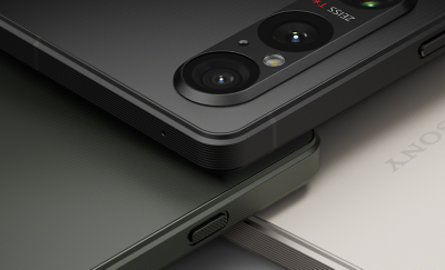ภาพระยะใกล้ของสมาร์ทโฟน Xperia 1 V สีดำ สีเขียวกากี และสีเงินแพลทินัมสามเครื่องที่นำมาเรียงซ้อนกัน
