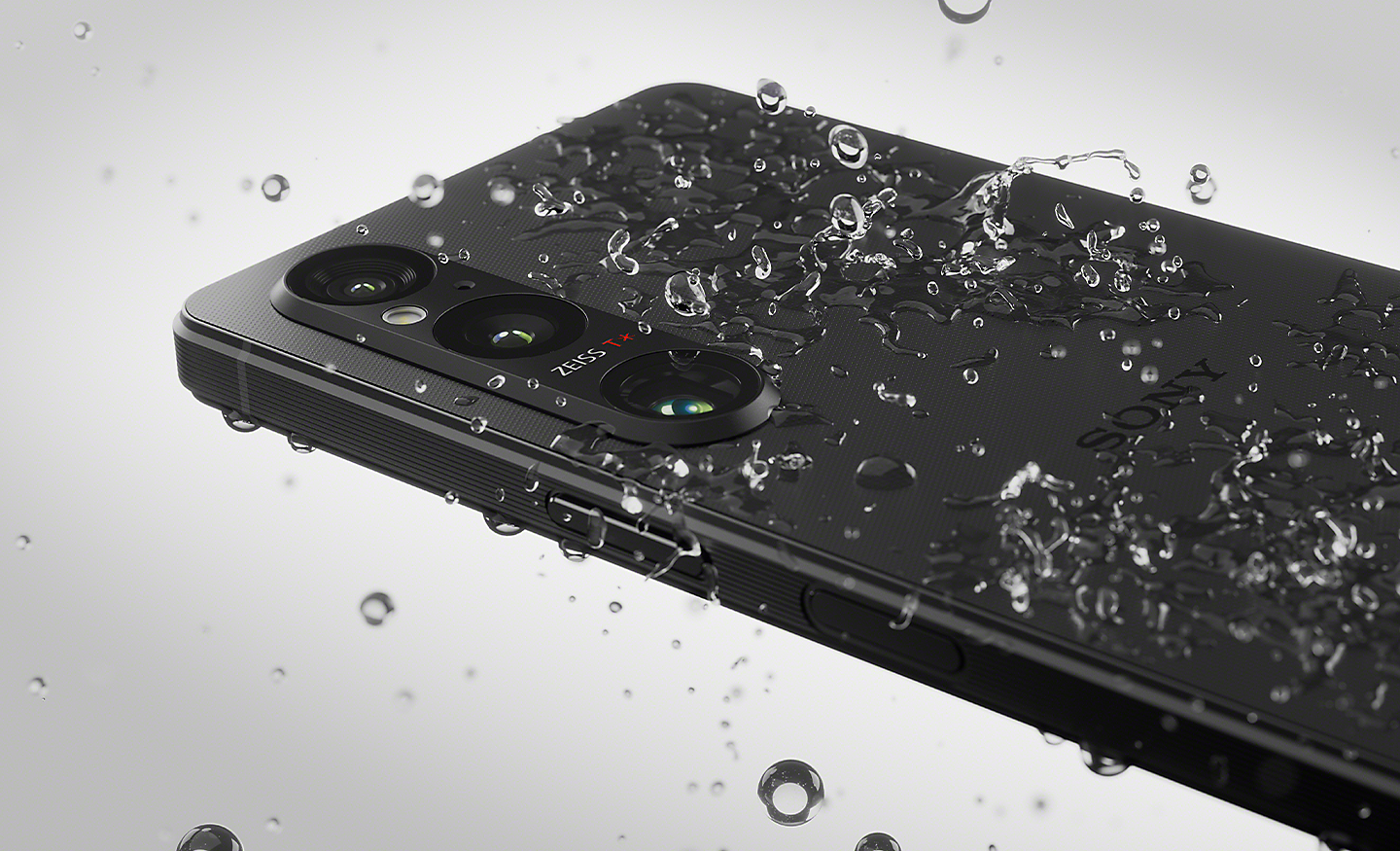 Kvapky vody dopadajúce na smartfón Xperia 1 V