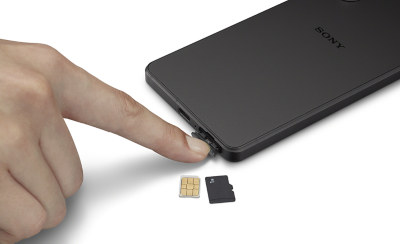 Крупный план человека, использующего палец для доступа к лотку для SIM-карты на Xperia 1 V.