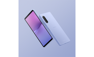 Hai điện thoại thông minh Xperia 10 V màu Oải hương, lần lượt xoay ra mặt sau và mặt trước