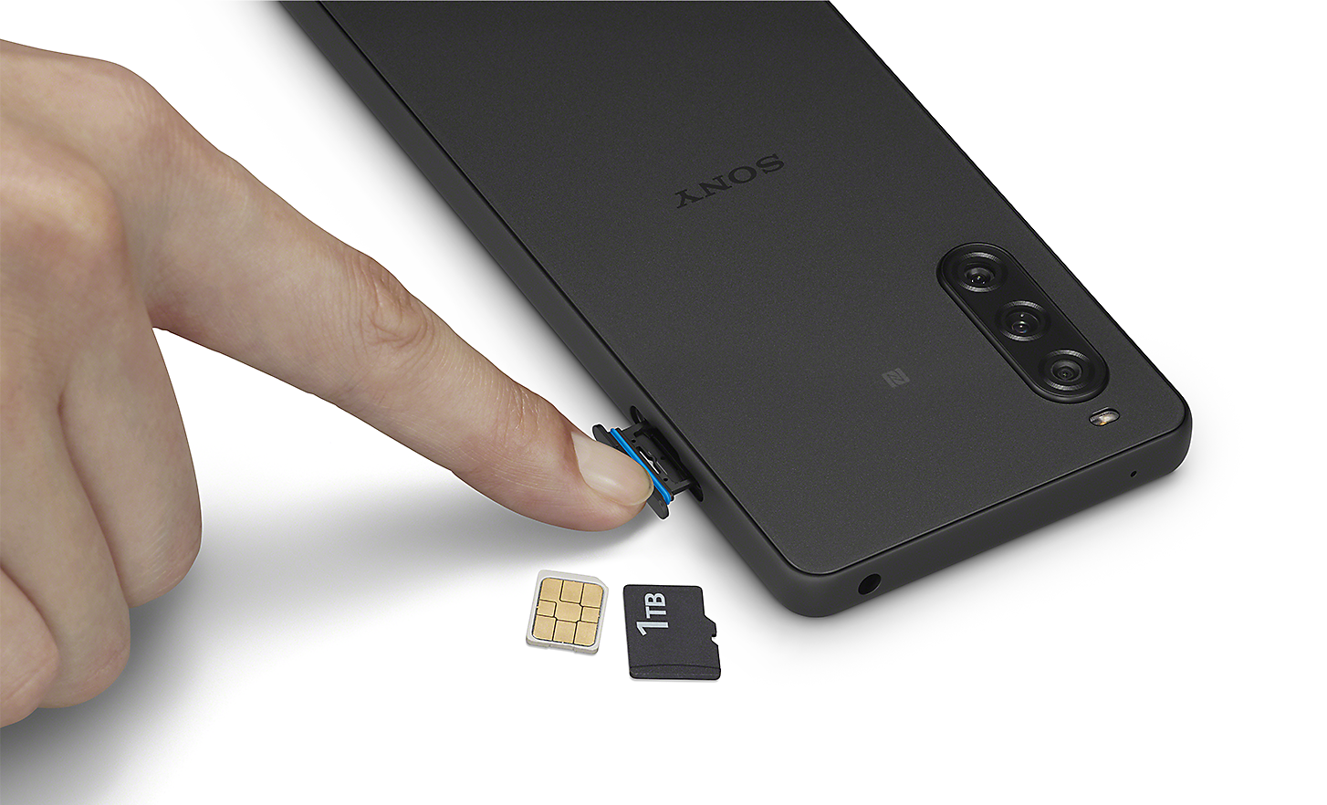 Záber zblízka na osobu, ktorá prstom otvára zásuvku na kartu SIM na smartfóne Xperia 10 V
