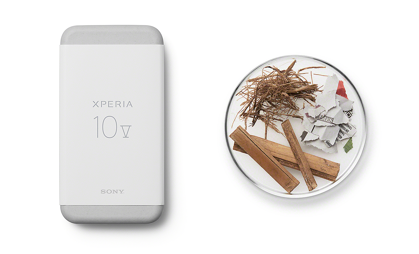 Xperia 10 V 的包裝，旁邊放有一些永續材料
