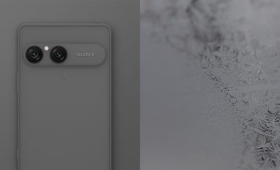 Vista trasera del smartphone Xperia 10 VIII en gris esmerilado con módulo de doble cámara sobre un fondo gris texturizado
