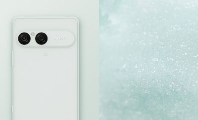 Vista trasera del smartphone Xperia 10 VIII en blanco glacial con módulo de doble cámara sobre un fondo blanco brillante