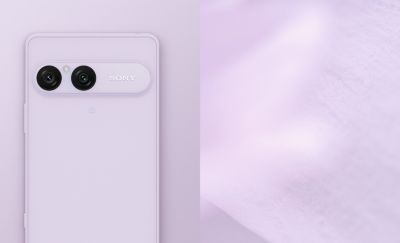 Vista trasera del smartphone Xperia 10 VIII en lila suave con módulo de doble cámara sobre un fondo lila