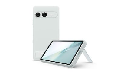 Smartphone Sony Xperia 10 VIII en blanco glacial en una funda protectora con soporte, mostrada en posición vertical y apoyada