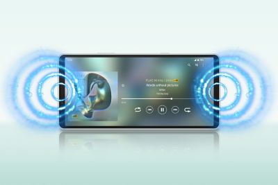 Smartphone que muestra la interfaz de un reproductor de música con efectos de ondas de sonido brillantes alrededor de los altavoces