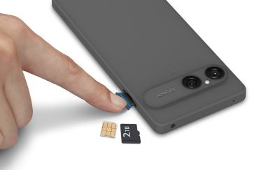 Un dedo señalando la tarjeta microSD y el puerto del teléfono