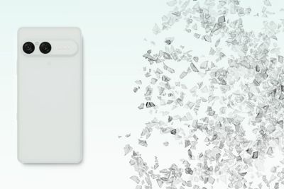 Smartphone de Sony blanco junto a cristal hecho añicos para resaltar su pantalla resistente.