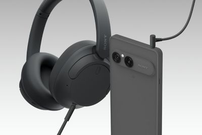Primer plano de un smartphone de Sony conectado a unos auriculares por cable