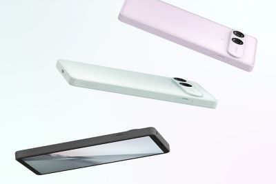 Tres smartphones Sony Xperia 10 VIII flotando en el aire en lila suave, en blanco glacial y gris esmerilado, mostrando los módulos de cámara trasera