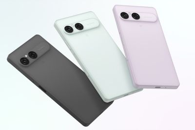Tres smartphones Sony Xperia 10 VIII en gris esmerilado, blanco glacial y lila suave, mostrando sus dieseños de doble cámara trasera