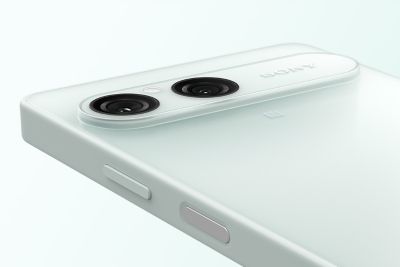Primer plano del módulo de doble cámara trasera del smartphone Sony Xperia 10 VIII en blanco glacial que muestra los objetivos y el flash