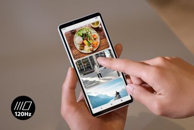 Unas manos usan un smartphone Xperia 10 VIII para desplazarse por una galería fotográfica con un icono de frecuencia de actualización de 120 Hz.