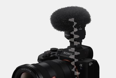 Imagen de la vista frontal superior izquierda de la cámara con el micrófono y el paraviento conectados, y una ilustración de la forma de onda digital del micrófono a la cámara