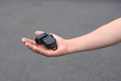 Imagen de uso en la que se muestra el micrófono en la mano de un usuario