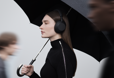 Một người đeo cặp tai nghe không dây WH-1000XM6 màu đen đang vận động