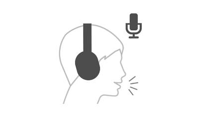 Ảnh minh họa một người vừa đeo tai nghe choàng tai vừa nói, với một biểu tượng micro báo hiệu đang điều khiển bằng giọng nói