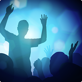 Een man doet zijn handen omhoog in een feestpubliek onder blauw licht